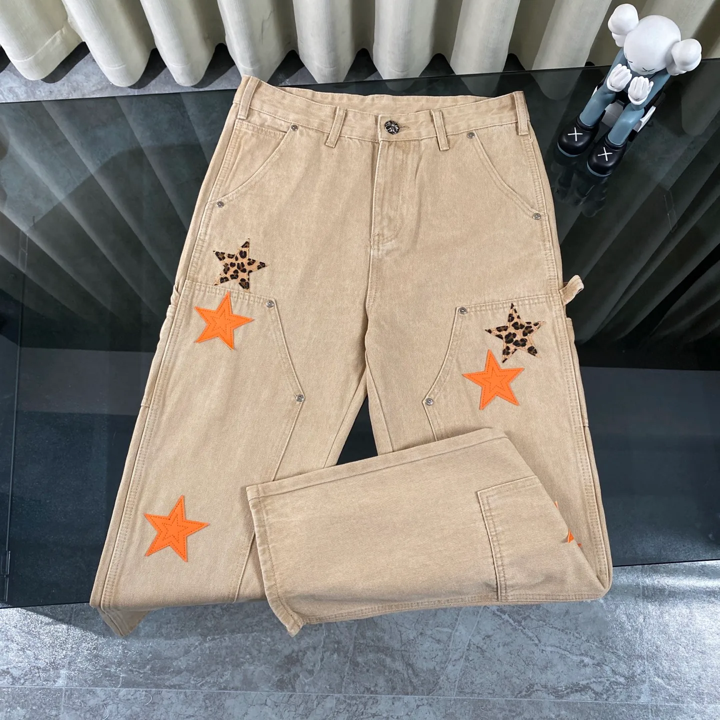 P270 Chrome hearts Chrome hearts Miami limited edition star work jeans logging pants Chrome hearts city limited jeans Hardware customization Original development vintage levis American-made 501 black and gray base remake Levi's American 501 base imported sheepskin 925 silver remake [Top heavy industry fashion design] Consistently high-street luxury style. Speaking of this style, the Zangyin family and GU family are definitely the leading representative brands. Especially the Zangyin family has really achieved a state-of-the-art effect in creating high-street style. The unique washed material is used to create this style. The color system is already quite eye-catching. After it is decorated with patchwork cross flowers, it cleverly highlights the charm of the brand. Secondly, this style uses classic The high-waist cutting design highlights the long legs and fashionable temperament of the upper body. The brand is highly recognizable and the slim fit configuration is more suitable for daily wear. It is a product that interprets personality, fashion, and specifications at a glance. This single product is enough to make any fan excited. It can be a white T-shirt for a youthful college style, or a tight suspender for a royal style. It has strong matching ability and can be easily controlled by men.  [Materials and craftsmanship] Needless to say, this point goes without saying. As an excellent craftsman brand, Zangyin’s requirements for details and craftsmanship are really perfect. The washed color of this model has gone through so many processes, not to mention the embellishment of denim appliques. It is also purely hand-made and sewn. Just like what they believe in, only hand-made things have soul and have the meaning of wear. A top-notch heavy-duty fashionable denim item, I look forward to your perfect interpretation! ! Color: Khaki Size: 30-36